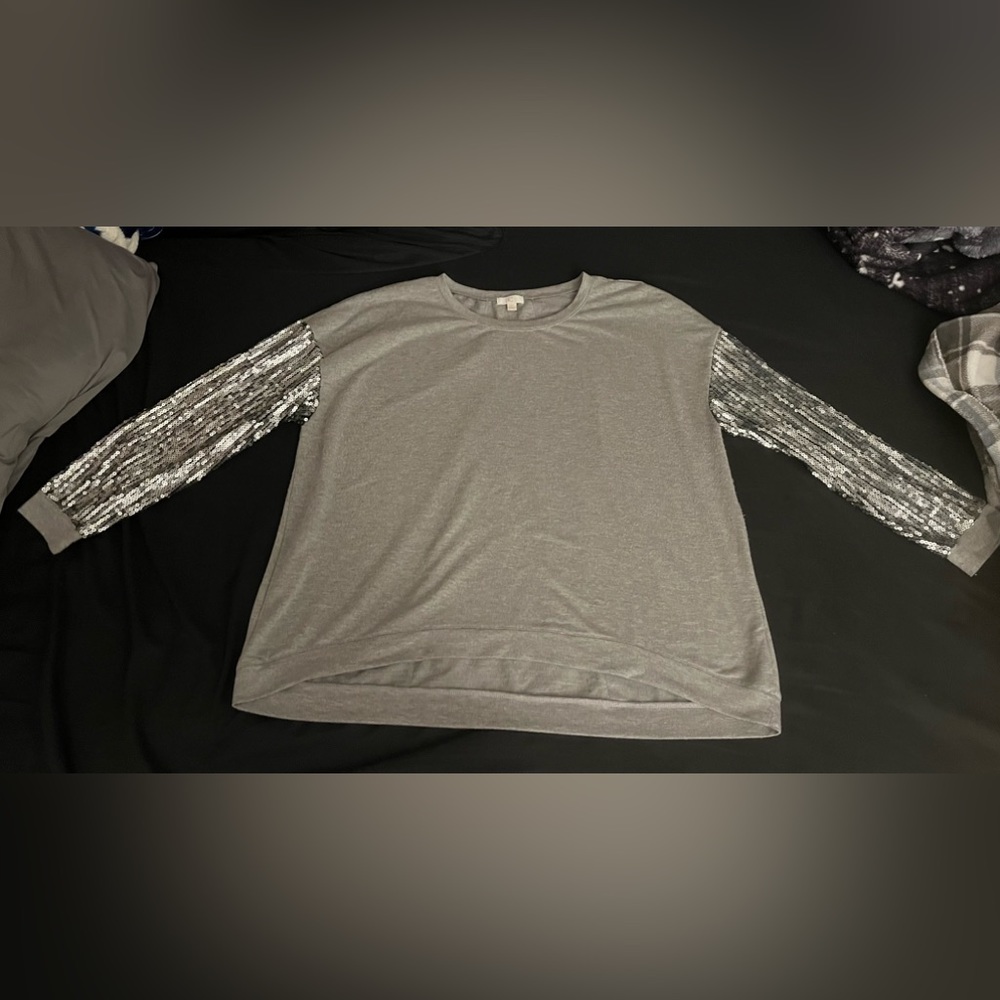 Women’s Charming Charlie oversized sweatshirt with sequin sleeves in size xl